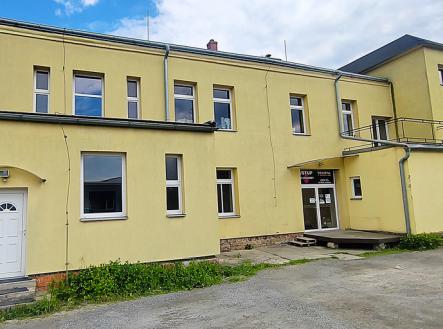 Pohled ze dvora - Z strana | Prodej - kanceláře, 520 m²