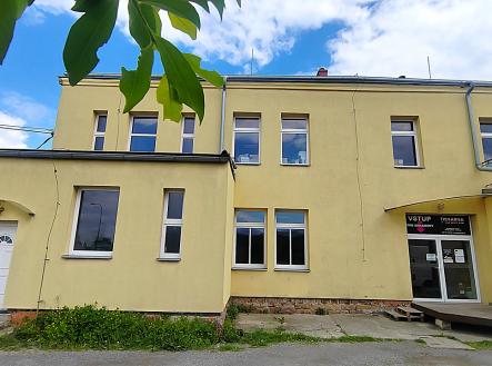 Pohled ze dvora - Z strana | Prodej - kanceláře, 520 m²