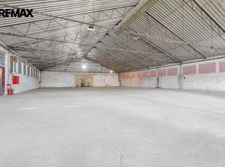 Pronájem - skladovací prostor, 704 m²