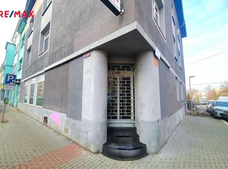 Pohled na vstup | Pronájem - obchodní prostor, 113 m²