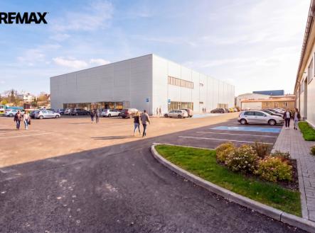 pohled z parkoviště | Pronájem - obchodní prostor, 1 800 m²