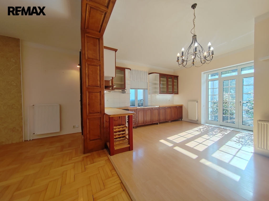 Kuchyň - pohled z obývacího pokoje