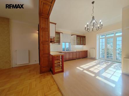 Kuchyň - pohled z obývacího pokoje | Prodej bytu, 3+1, 92 m²