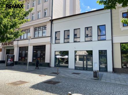 pohled-na-budovu.jpg | Pronájem - obchodní prostor, 479 m²