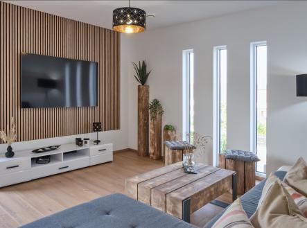 obývací pokoj s přirozené světlo, televize, a dřevěná podlaha | Prodej - dům/vila, 104 m²