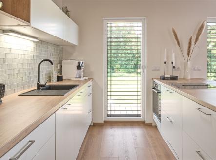 kuchyně s backsplash, bílé skříně, dřevěná podlaha, a deformace | Prodej - dům/vila, 104 m²