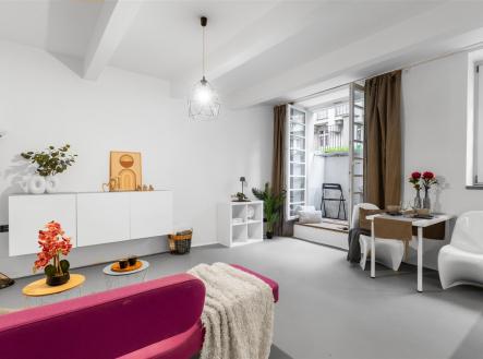 obývací pokoj, vstup na dvorek | Prodej bytu, 2+kk, 56 m²