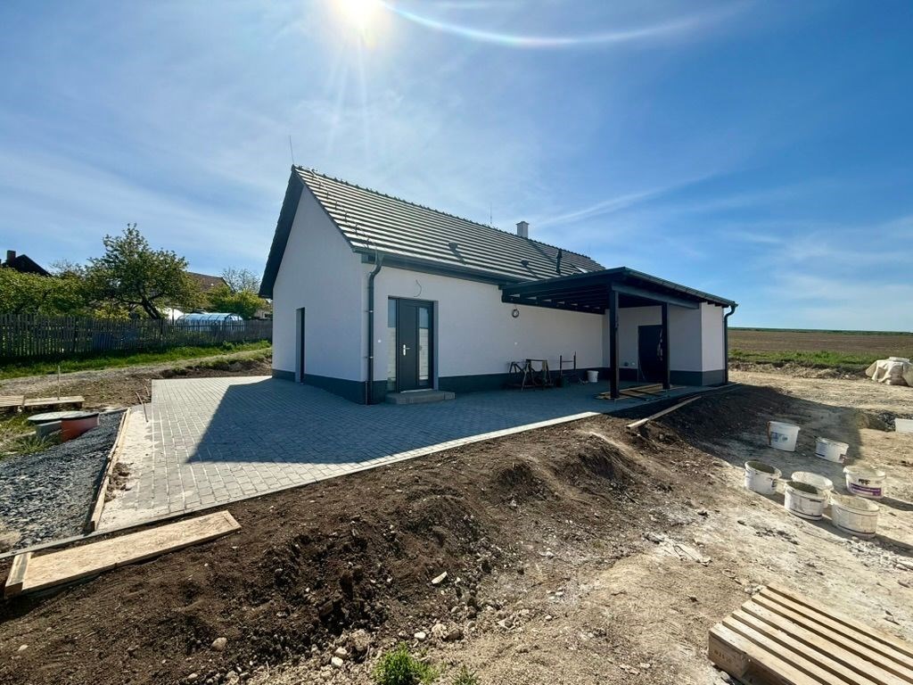 rodinný dům, dlážděná příjezdová komunikace se zastřešením, zahradní domek