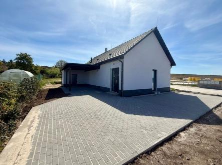 rodinný dům s dlážděnou příjezdovou komunikací, přístřeškem a zahradním domkem | Prodej - dům/vila, 84 m²