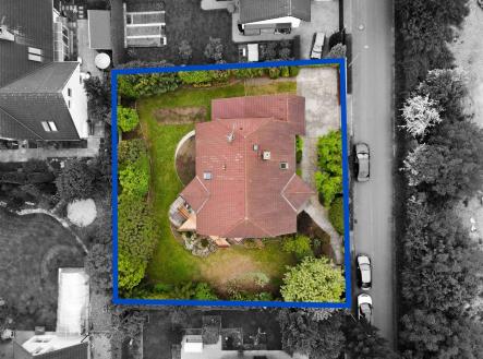 Letecký pohled na rodinný dům s červenou střechou obklopený zahradou, terasa a příjezdová cesta, klidná lokalita, ideální pro rodiny | Prodej - dům/vila, 203 m²