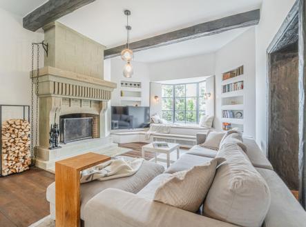 Obývací pokoj s krbem | Prodej - dům/vila, 218 m²