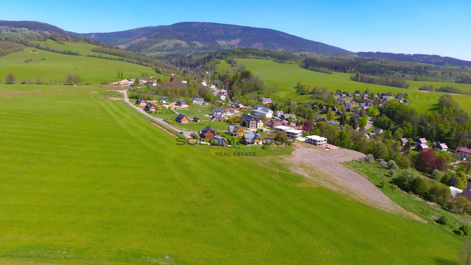 Prodej stavebního pozemku, 2.117 m2. Veškeré inženýrské sítě. Čistá v Krkonoších.