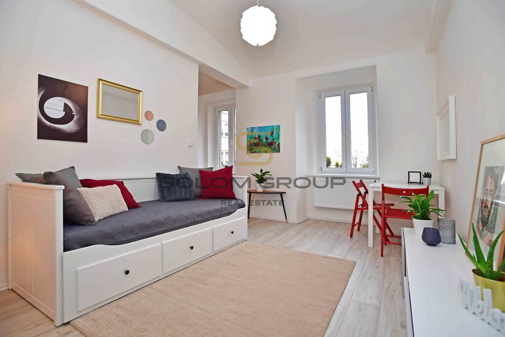 Pronájem bytu 1+kk, 25 m2. Po úpravách. Výborná dopravní dostupnost. Praha 5 - Smíchov.