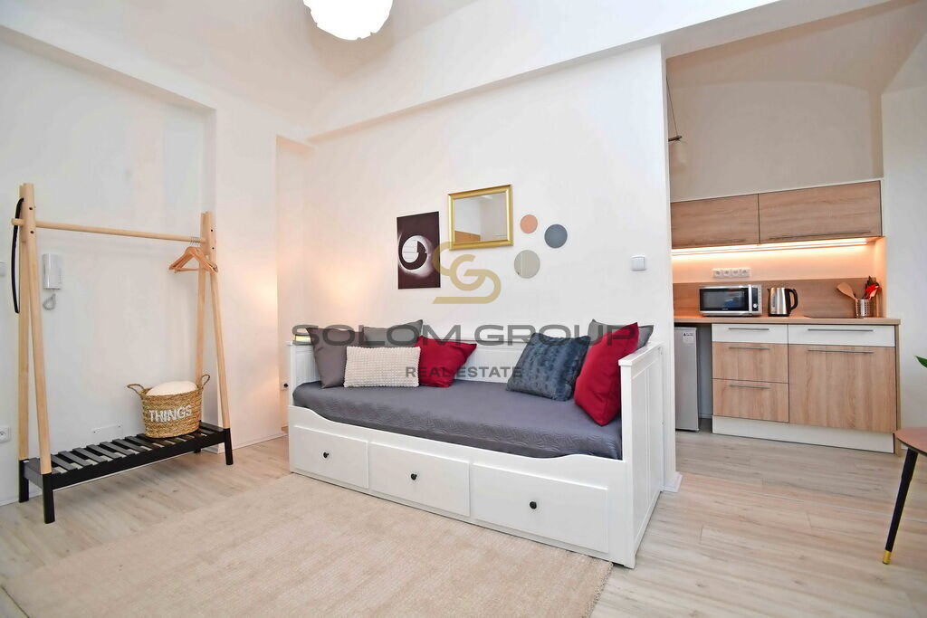 Pronájem bytu 1+kk, 25 m2. Po úpravách. Výborná dopravní dostupnost. Praha 5 - Smíchov.