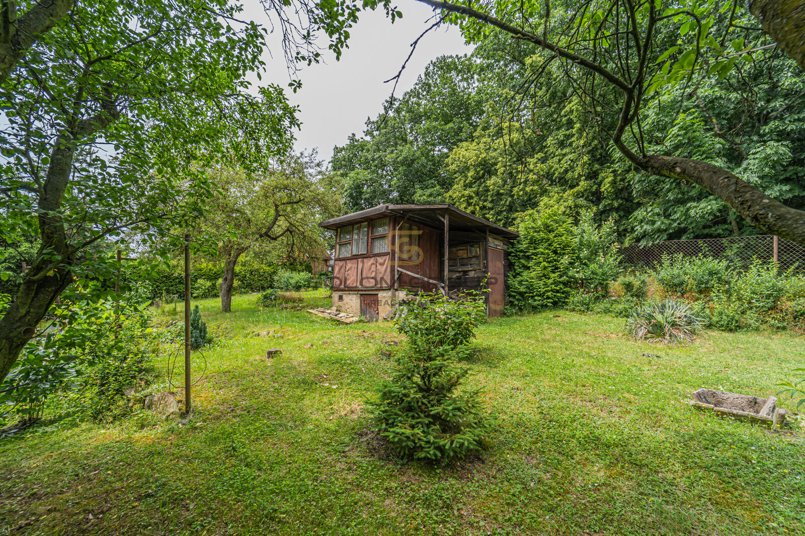 Prodej chaty, pozemek o výměře 431 m². Výborná dopravní dostupnost. Praha 9 - Hrdlořezy.