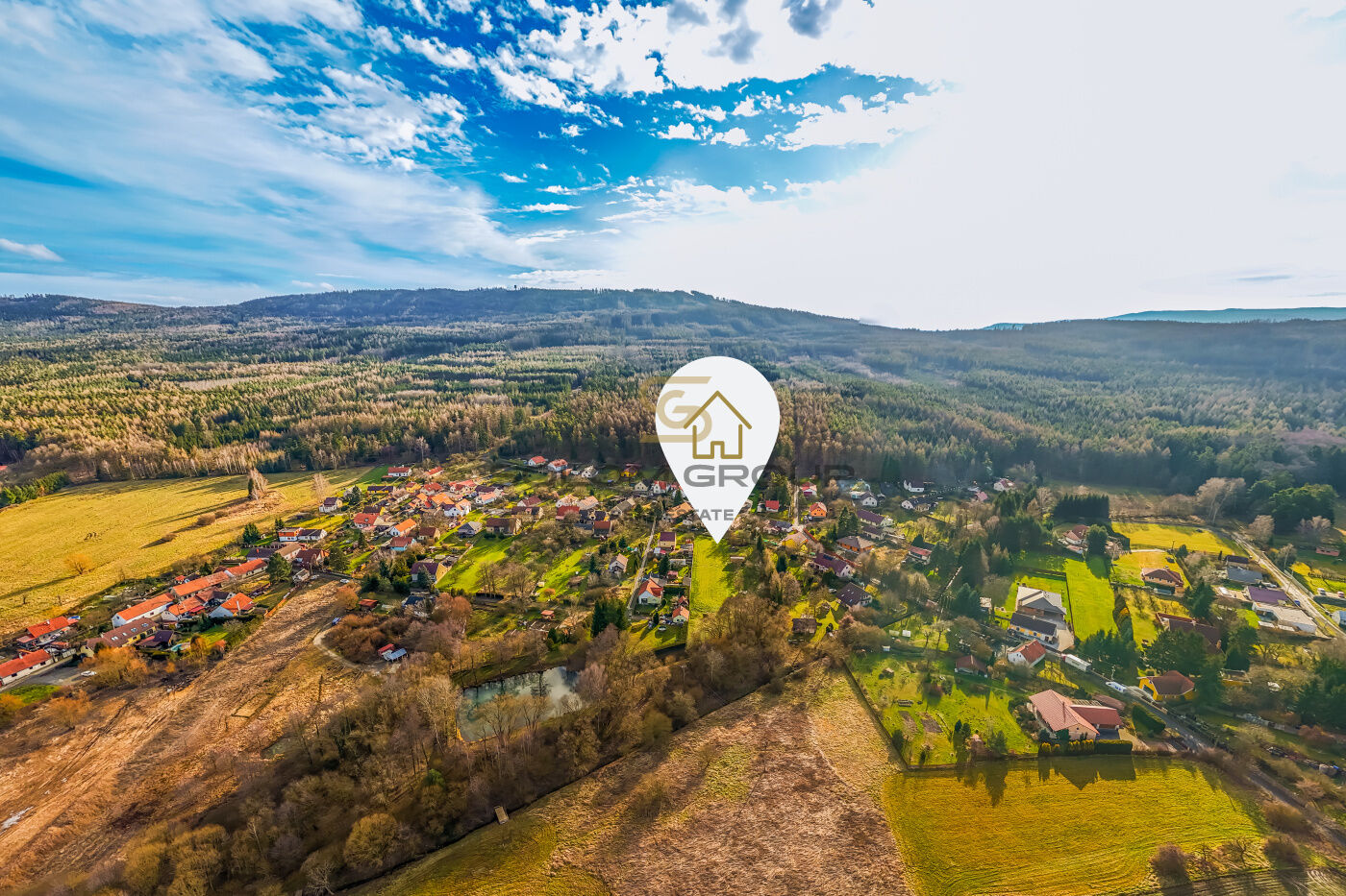 Prodej stavebního pozemku o výměře 4.472 m². Běštín, Hostomice, okr. Beroun. Volné ihned.