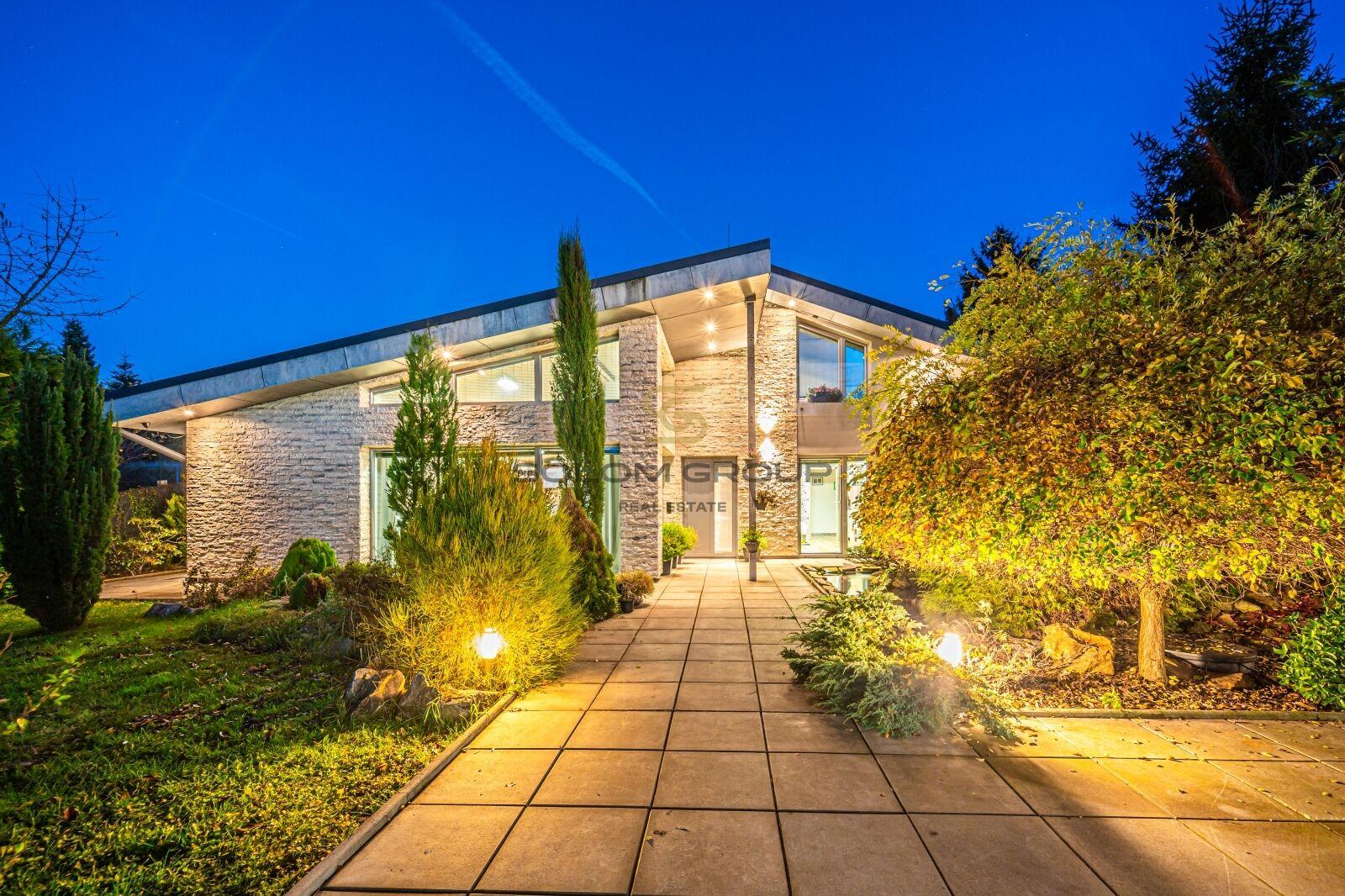 Prodej komplexu dvou rodinných domů, pozemek 1.021 m², garáž, Rudná u Prahy