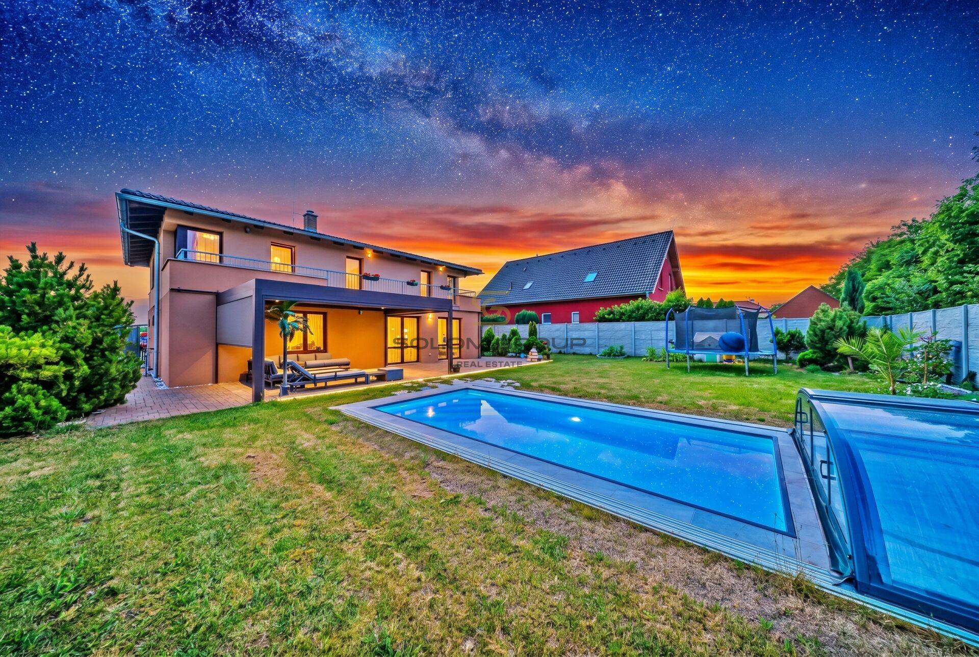 Luxusní rodinný dům 6+kk,  242 m², pozemek 800 m², bazén, garáž - Zbuzany u Prahy
