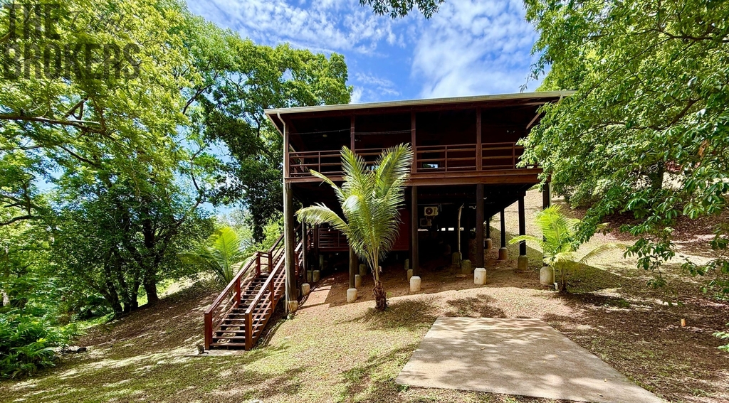2BD&2BT Wooden Bungalow Diamond Hill Resort, Roatan
