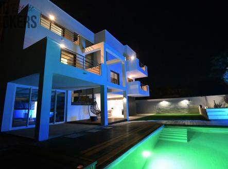 11-outside-1-kopie.jpg | Prodej - dům/vila, 305 m²