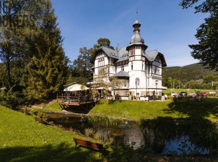 vrbno-nadhera-budova.jpeg | Prodej - hotel, 722 m²