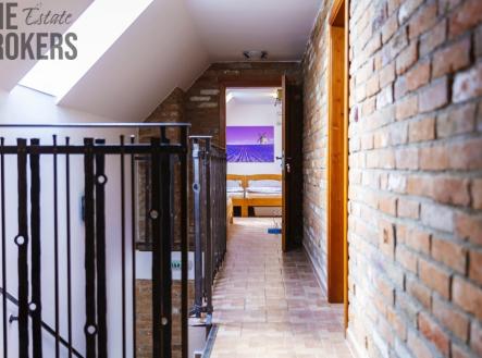 morava-penzion-bellet-25-chodba-zabradli-dvere-obraz-stav.jpg | Prodej - hotel, 333 m²