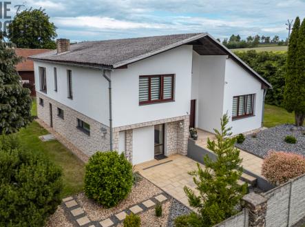 prodej-rodinneho-domu-vystkov-udrzovana-zahrada-bazen-3.jpg | Prodej - dům/vila, 186 m²