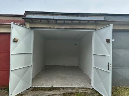 1750235586-riasrkrsuw-gar-c3-a1-c5-be-pohled-uvnit-c5-99-1 | Prodej - malý objekt/garáž