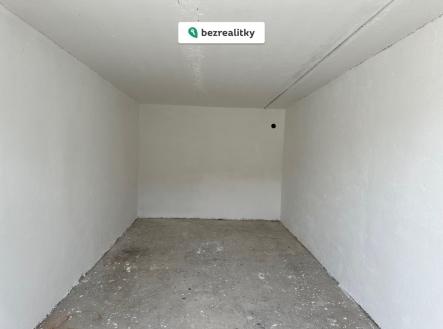 1750235592-uzzoiahzqr-gar-c3-a1-c5-be-pohled-uvnit-c5-99-2 | Prodej - malý objekt/garáž