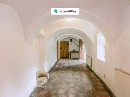 1753700568-mgldtmbnun-obytn-c3-81-chodba-se-vstupem-do-sklepa | Prodej - dům/vila, 1 256 m²