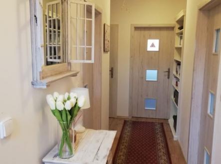 1754924127-dvbhmengzm-chodba-vrch | Prodej - dům/vila, 118 m²