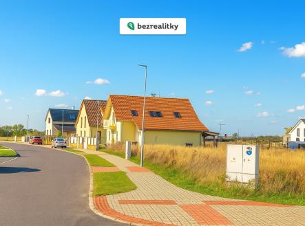 1761643436-qniyfrhjsm-slune-c4-8dn-c3-bd-den-v-obytn-c3-a9-c4-8dtvrti | Prodej - pozemek pro bydlení, 697 m²