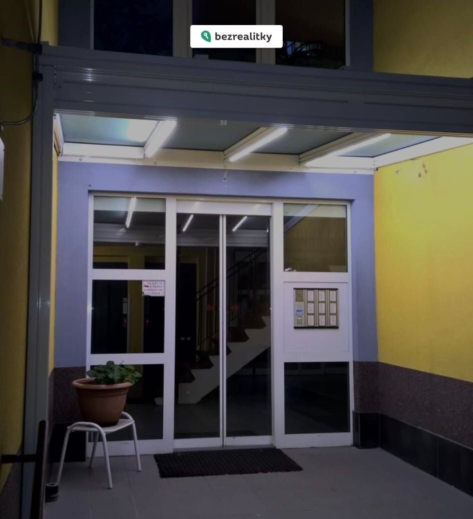 1762248464-csfjlqbdjt-vchod-panelak