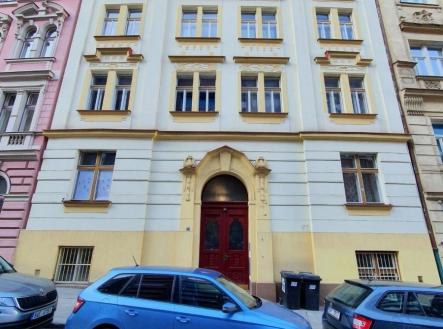 1762458812-oynkmhbgir-budova-z-ulice | Prodej bytu, 2+kk, 55 m²