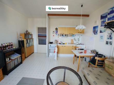 1763042519-bxkxjxxoxq-obytna-kuchyn-od-okna | Prodej bytu, 2+kk, 43 m²