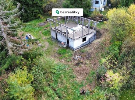 1764429536-jxsyrjorcf-pohled-zprava-dron-upr | Prodej - pozemek pro bydlení, 1 036 m²