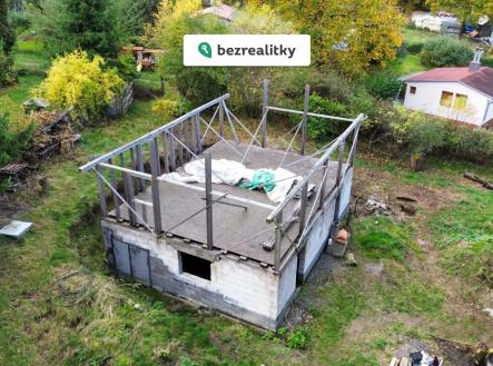 1764429543-dnkueuratr-pohled-dron-zleva | Prodej - pozemek pro bydlení, 1 036 m²