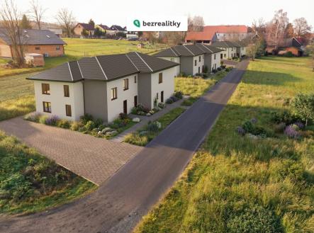 1766415323-xwlpjezojg-rd1-2c2-2c3-exteri-c3-a9r-ze-strany-c3-bavodn-c3-ad | Prodej bytu, 3+kk, 90 m²