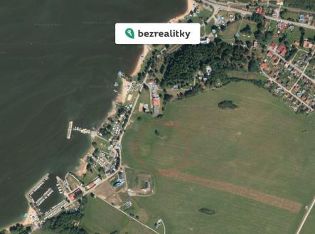 1767548389-cdmdhtdgsk-leteck-c3-bd-pohled-na-lokalitu-jest-c5-99-c3-a1b-c3-ad-e2-80-93-vyzna-c4-8den | Prodej - pozemek pro bydlení, 1 893 m²