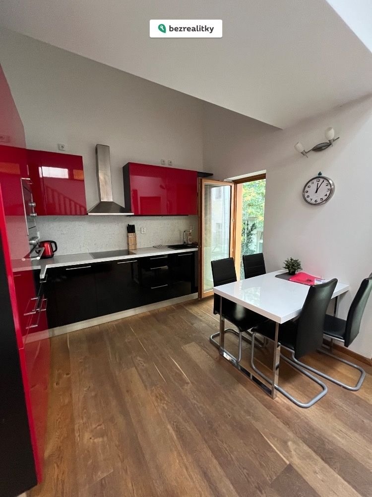 1758825612-qvyihvvpev-img-2707