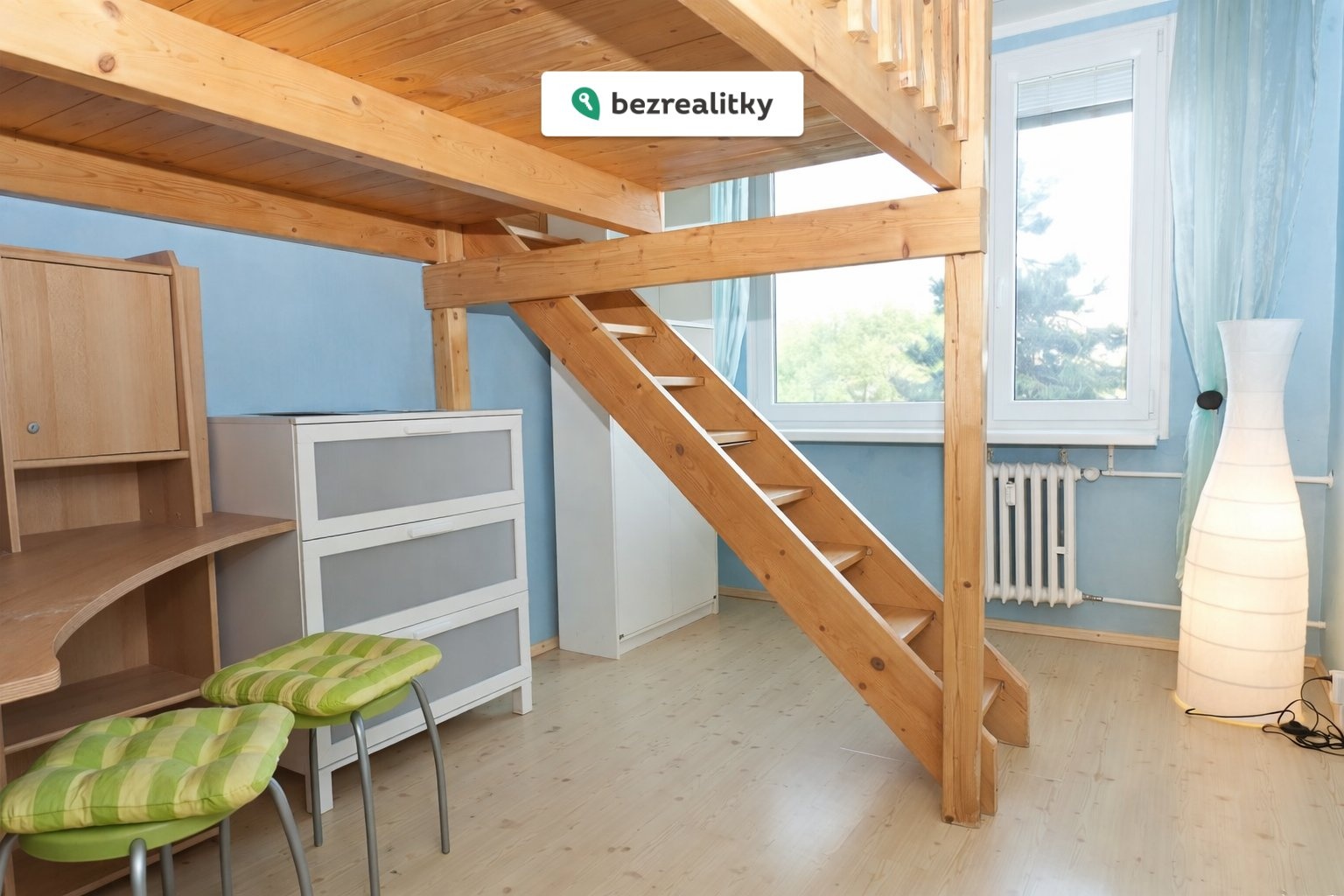 1775478132-wmbehtoeix-modr-c3-bd-pokoj-s-d-c5-99ev-c4-9bn-c3-bdm-loftov-c3-bdm-l-c5-af-c5-bekem