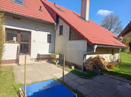 1776627190-wdyhftratk-dvorek-dum-j-pohled | Prodej - dům/vila, 220 m²