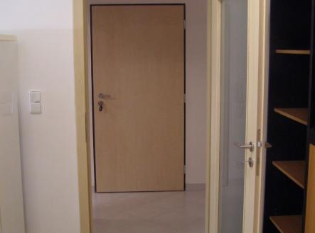 1777255724-mavkiruqmh-vchodove-dvere-pohled-z-obyvaku | Prodej bytu, 2+kk, 48 m²