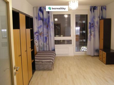 1777255735-ndxljpdeip-obyvaci-pokoj-pohled-na-balkon | Prodej bytu, 2+kk, 48 m²