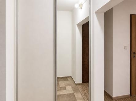 1778001622-vciihtyowy-chodba-zrcadlo | Prodej bytu, 2+kk, 49 m²