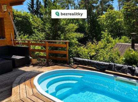 1779356872-a-bright-outdoor-deck-patio-scene-with-a-small-tur | Prodej - chata/rekreační objekt, 49 m²