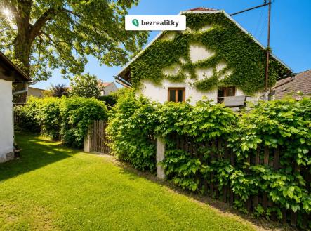 1780397414-a-bright-sunny-outdoor-scene-of-a-quaint-countrysi | Prodej - dům/vila, 100 m²