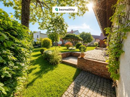 1780397414-a-bright-sunlit-backyard-garden-scene-taken-in-wi | Prodej - dům/vila, 100 m²