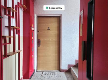 1783762028-jtqagzcrdz-vstup-do-bytu-pohled-z-venku | Prodej bytu, 2+1, 60 m²