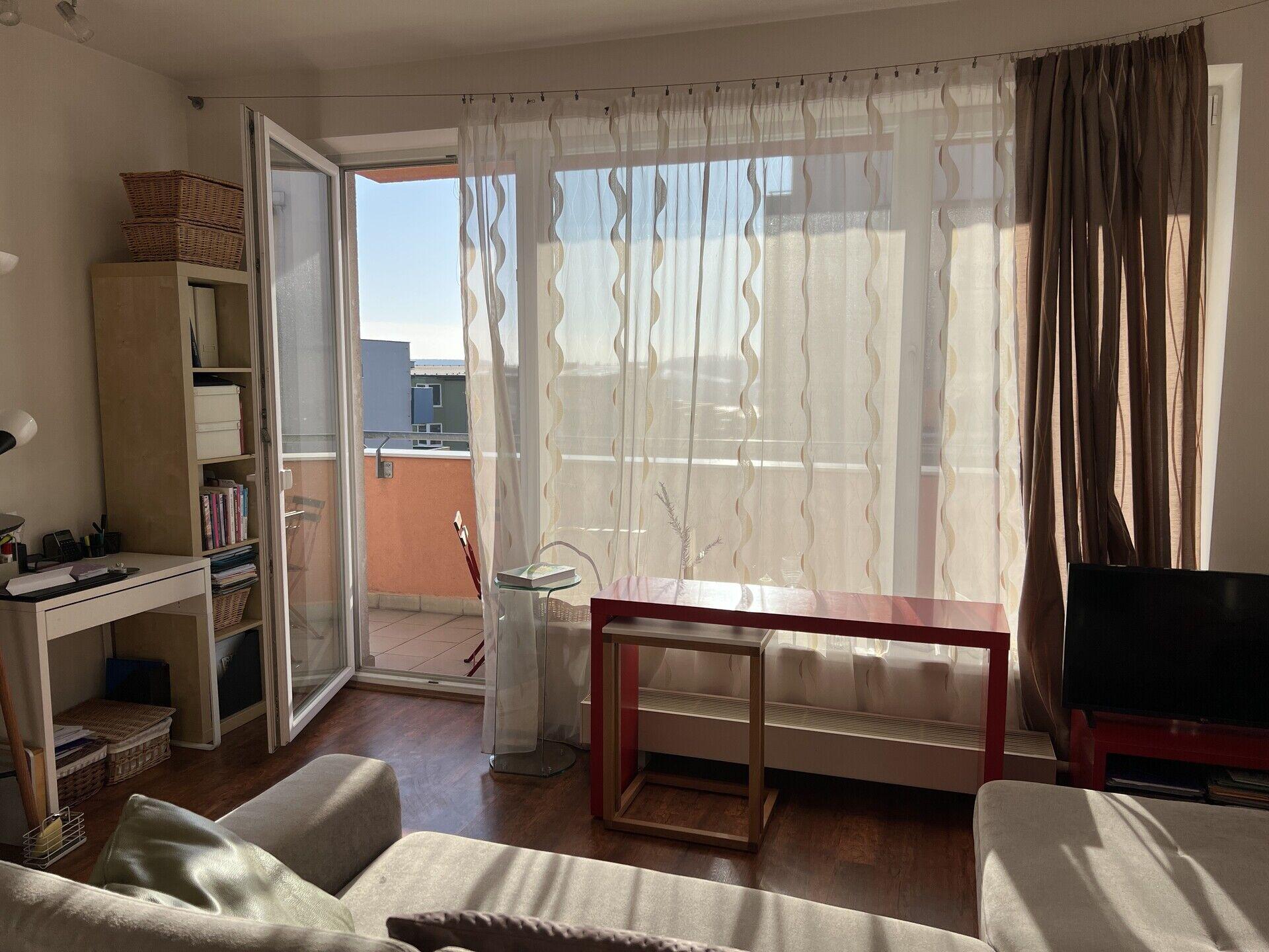 Pronájem prostorného, nevybaveného 2+kk s prostorným balkonem (12 m²) u brněnské přehrady